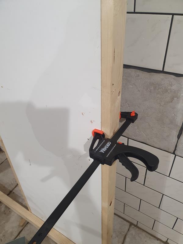 Jag har byggt en unik fast såg som nästan inte tar upp plats på golvytan alls. Dessutom kan den alltid stå framme klar att användas.
