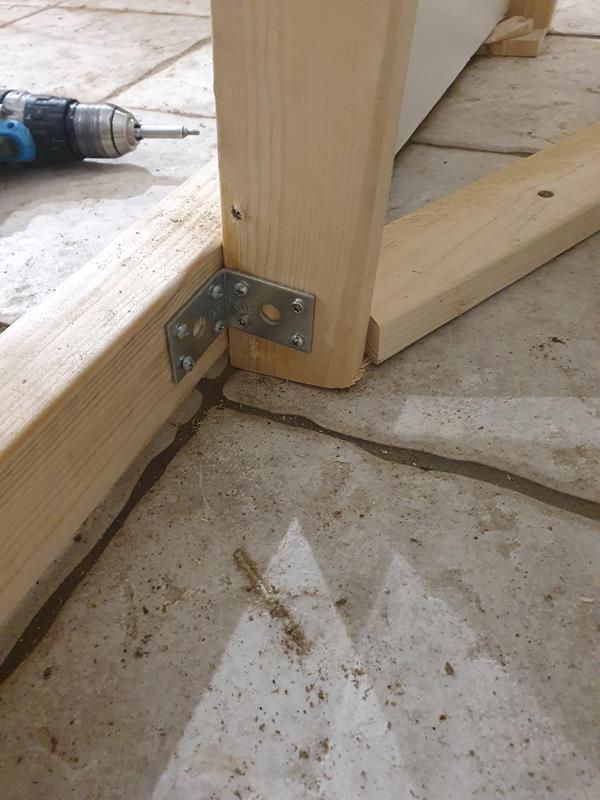 Jag har byggt en unik fast såg som nästan inte tar upp plats på golvytan alls. Dessutom kan den alltid stå framme klar att användas.